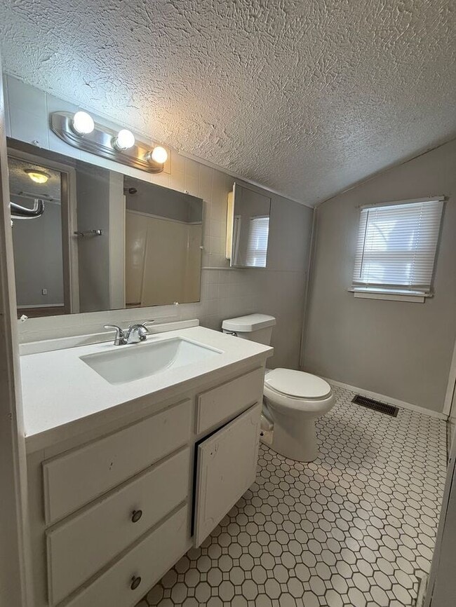 Building Photo - Cottage Style Home Super Close to Downtown!