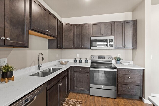 Building Photo - Very Large/Spacious 1-Bedroom/1.5-Bath, unit 104