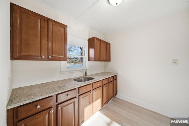 Building Photo - 75 Lakeview Terrace