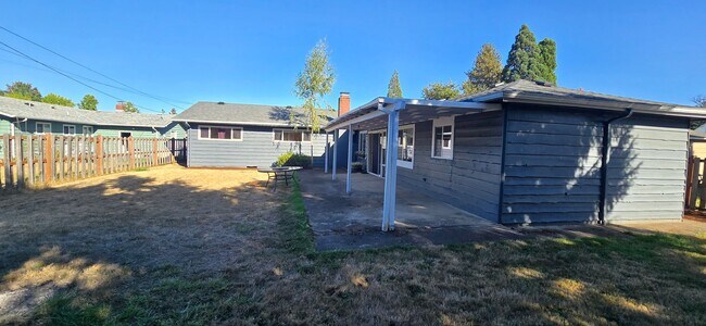 Building Photo - Stunning 4-bedroom 2 bath home