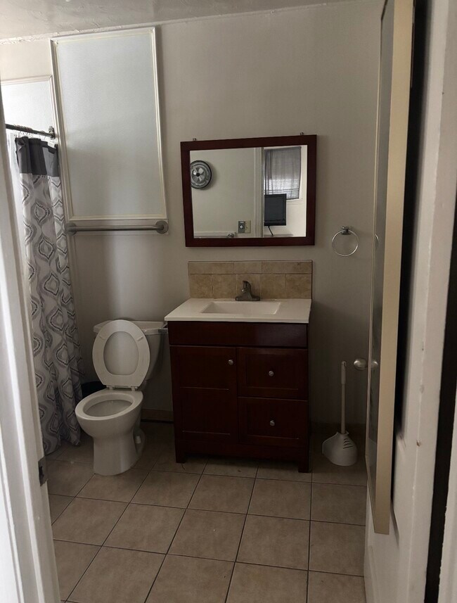 Building Photo - 928 Main St