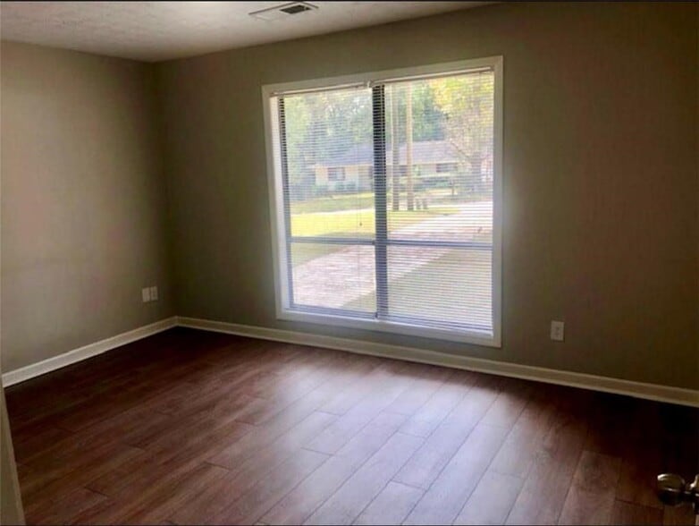 Building Photo - 4771 Valley Dale Dr SW