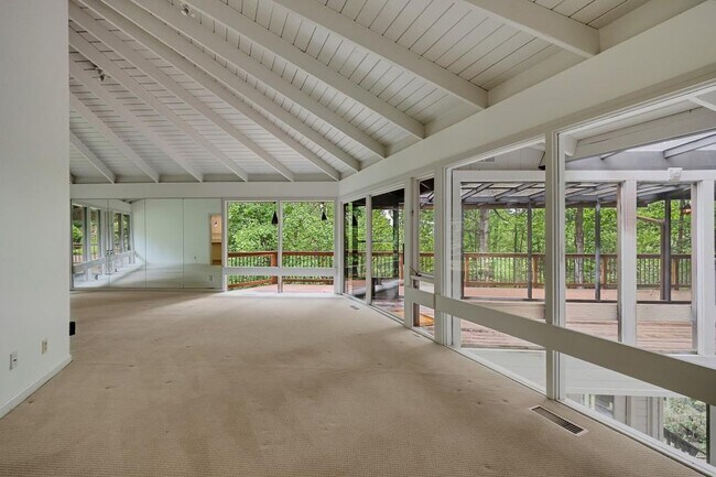 Building Photo - 130 Huntcliff Point NE