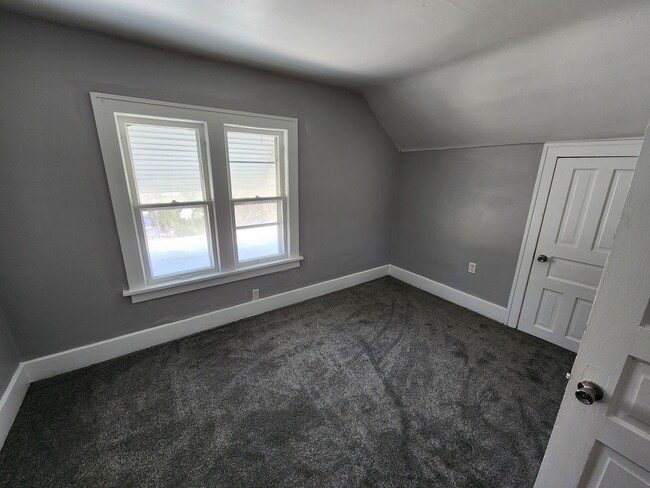 Building Photo - 3 Bedroom Home with 2 Car Detached Garage in East Moline