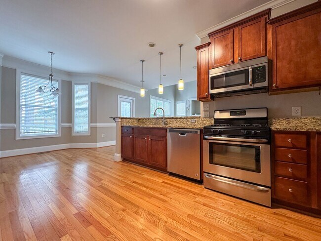 Building Photo - 5 Bedroom Home in Gated Golf Course Community