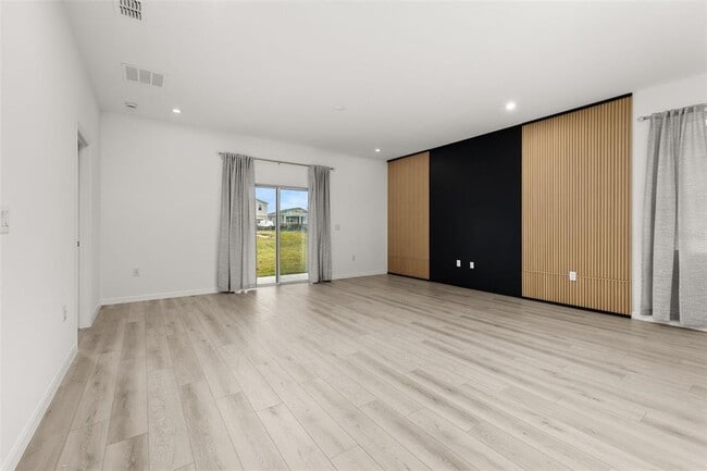 Building Photo - 1335 Normandy Dr