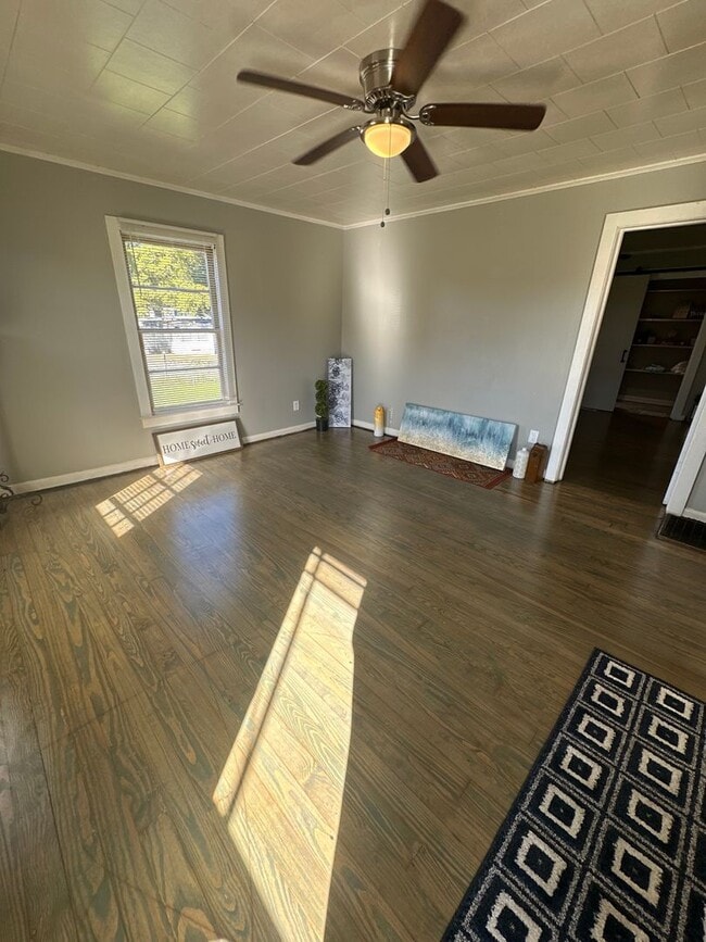 Building Photo - 2 Bed House w/ Wooden floors, Large Front porch, Central HVAC & Huge yard!