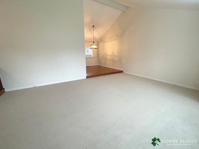 Building Photo - Large 3 Bedroom, 2.5 Bathroom, Great Neigh...