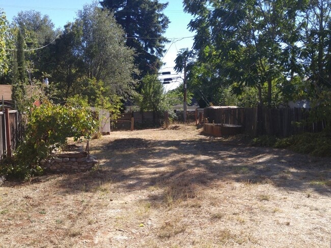 Building Photo - Cute Home in Shasta Lake City