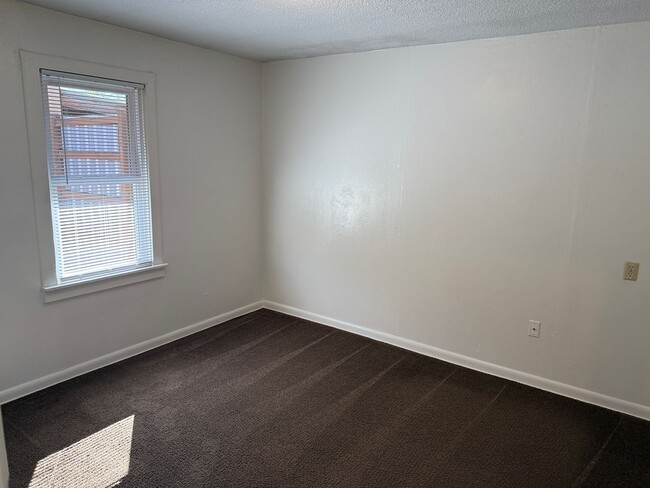Building Photo - 2 bed, 1 bath house in Springfield