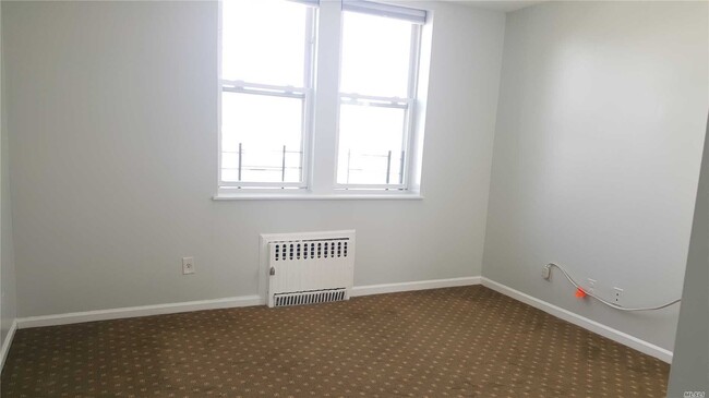 Building Photo - 302 Longacre Ave