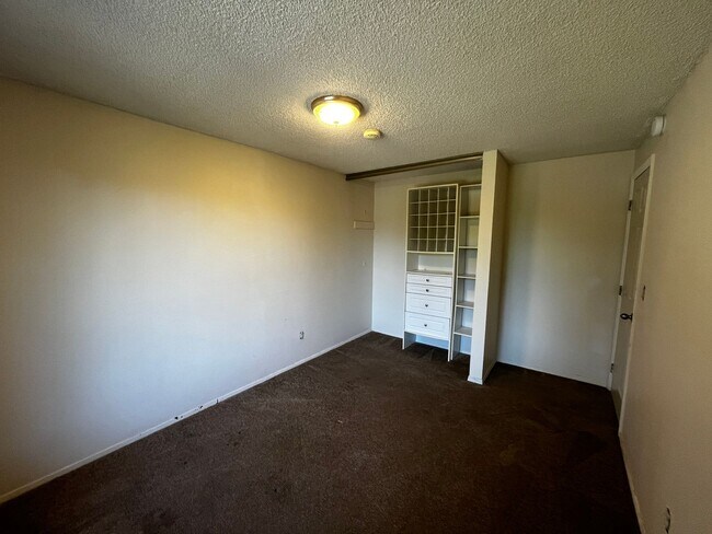 Building Photo - Excellent location at an affordable price!