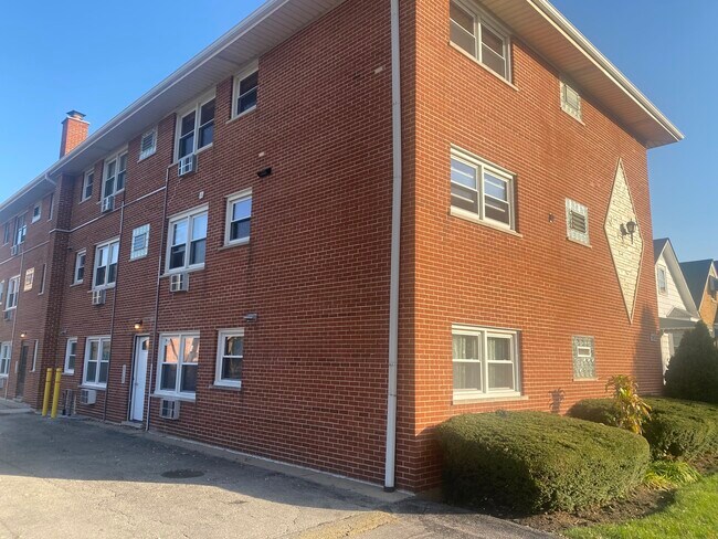 Building Photo - 3553 N Neenah Ave