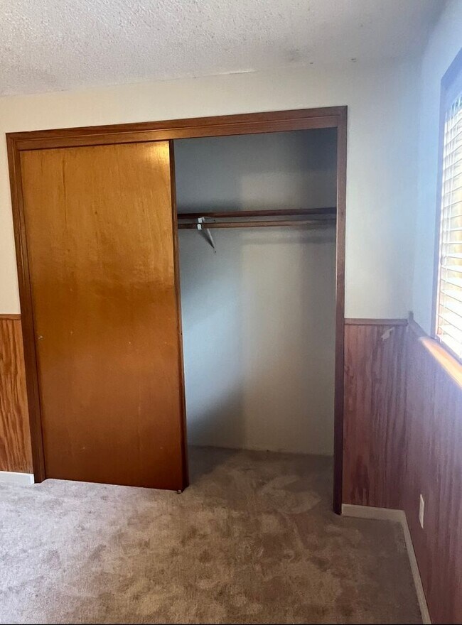 Building Photo - PRELEASING: Updated 3 bed/1 bath Rambler in Roosevelt Neighborhood!