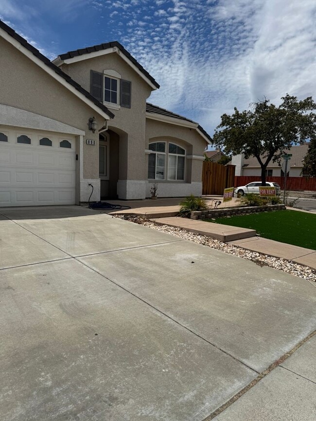 Building Photo - Conveniently Located Home