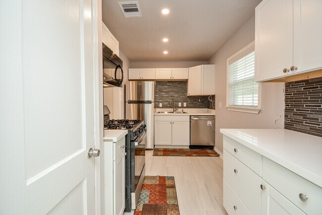 Building Photo - 6422 Sherwood Dr