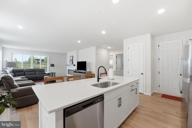 Building Photo - 615 Clover Ln