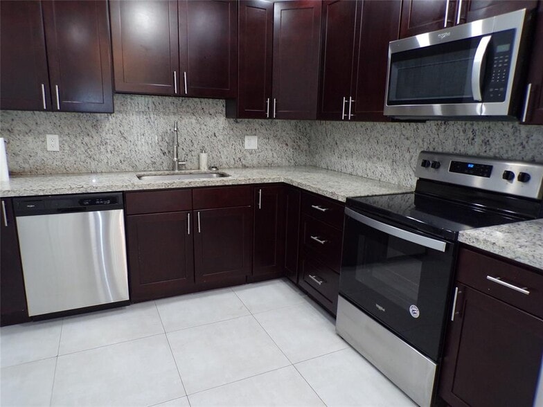 Building Photo - 2725 SW 9th St