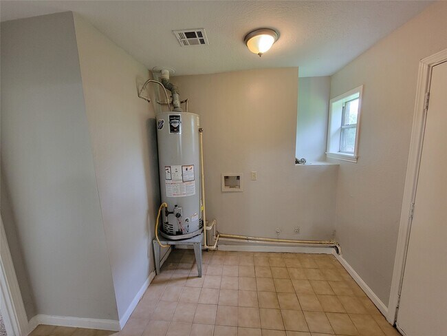 Building Photo - 2205 Velma St