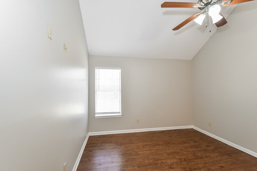 Building Photo - 7082 Hampton Dr