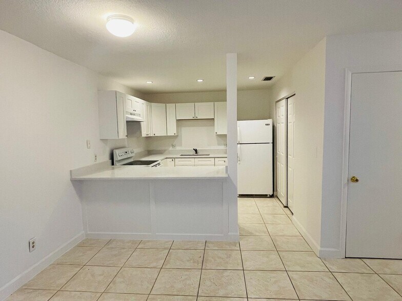 Primary Photo - 4758 Sunny Palm Cir