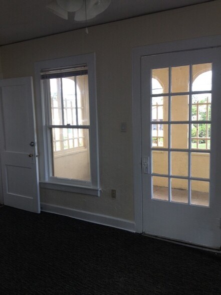 Building Photo - 418 Goodall Ave