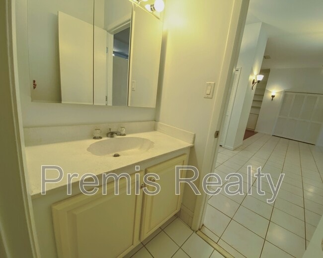 Building Photo - 642 Weathersfield Dr