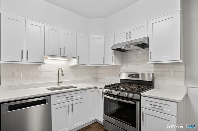 Building Photo - 95 Parrott Ave