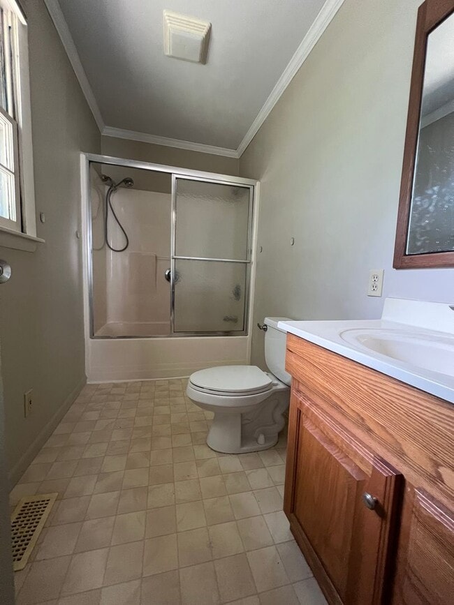 Building Photo - 3 bedroom/2 bath house close to KU with washer/dryer