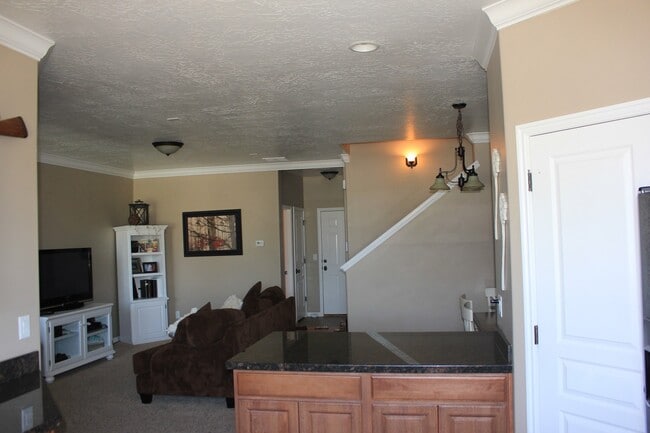 Building Photo - Spacious 3 Bedroom In Stansbury Park- Show...