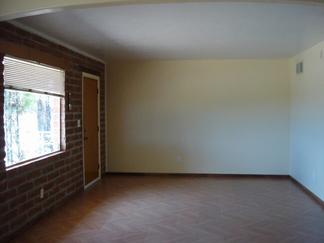 Building Photo - Peaceful Setting in J-Six