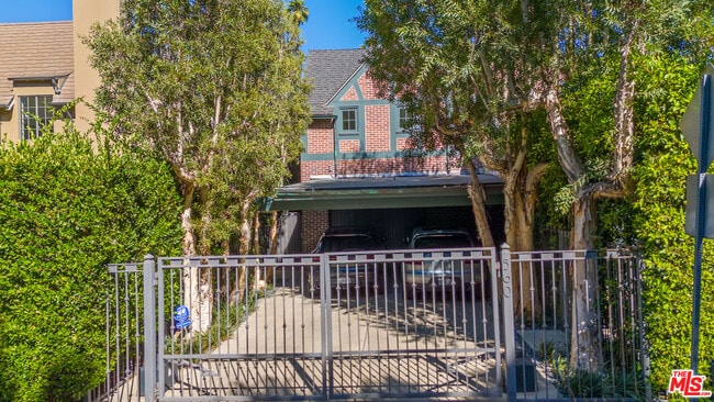 Building Photo - 560 S Bronson Ave