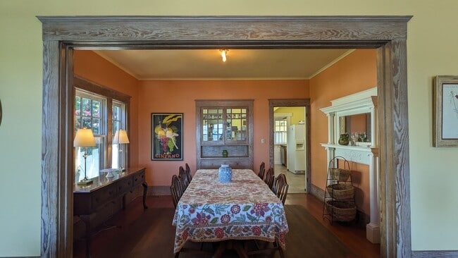 Building Photo - Furnished spacious 2/1 historic home in do...