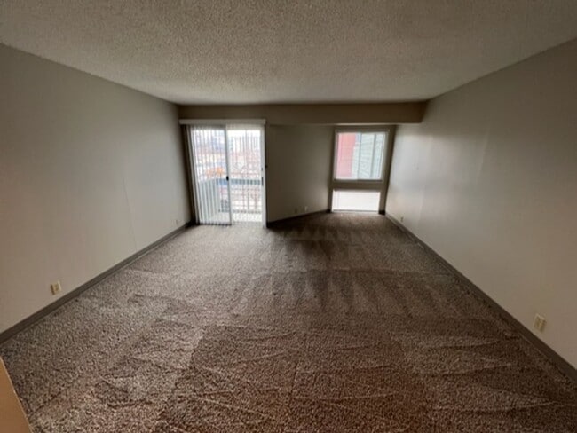 Building Photo - Spacious 2 bd w/walk-in entry