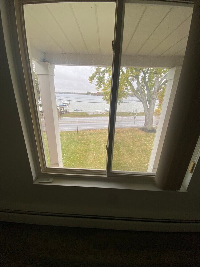 Building Photo - 719 E Walled Lake Dr