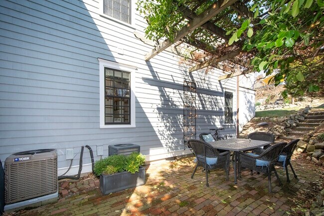 Building Photo - 108-110-110 Elm St