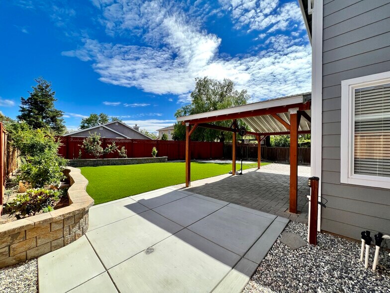 Building Photo - 6953 Bear Creek Dr