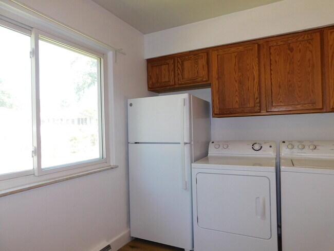 Building Photo - 245 Brookridge Ct