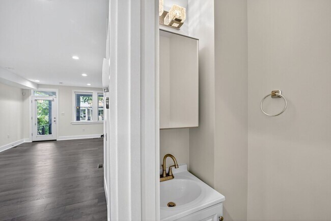 Building Photo - Available Now! 3 Bed 3.5 Bed in Brightwood...