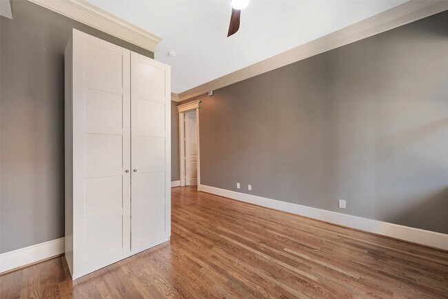 Building Photo - 212 W 6th St