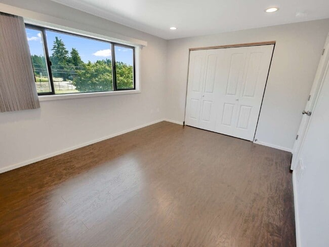 Building Photo - Rare Edmonds duplex now available! This side-by-side townhome-style unit features 2 bedrooms, 1.5...