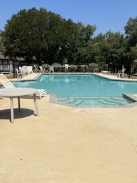 Building Photo - 307 Crestview