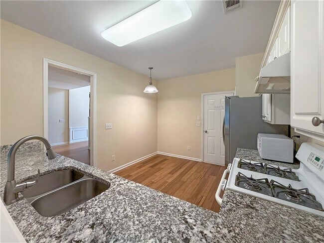 Building Photo - 2380 Fairlie Dr