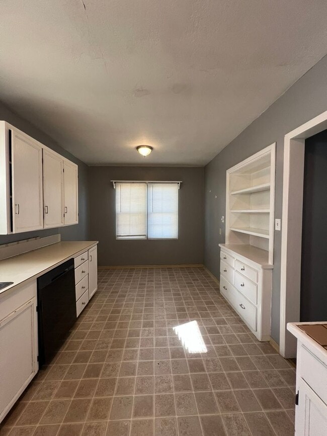 Building Photo - 2 Bedroom, 1 Bath Home