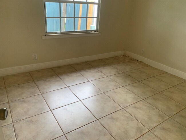 Building Photo - 907 SW 78th Ave