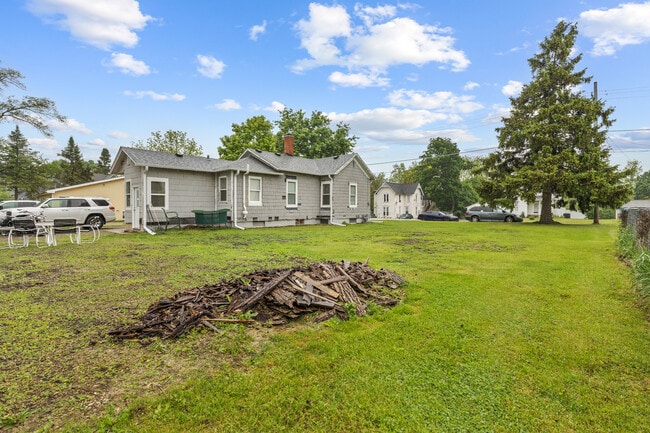Building Photo - 11611 Maple Ave