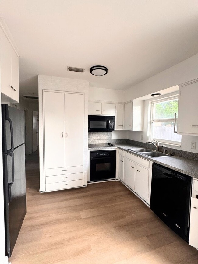 Building Photo - Section 8 Voucher Accepted! Newly Renovated 3-Bed/2-Bath Home – Large Yard & Fenced Privacy!