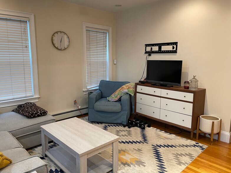 Building Photo - 180 L St