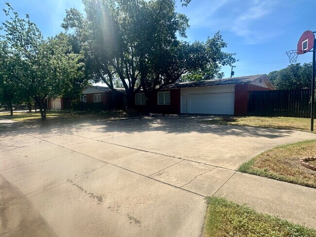 Building Photo - Spacious 4 bed 3 bath home!