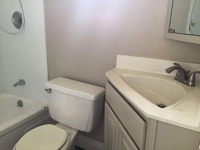 Building Photo - Cute 1 Bd, 1 BA, Downstairs Apartment. #1